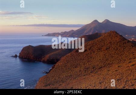 Linea costiera dal punto di vista la Amatista . Vicino a la Isleta del Moro. Parco Naturale Cabo de Gata-Nijar. Riserva della Biosfera, provincia di Almeria, Andalusia, Spagna Foto Stock