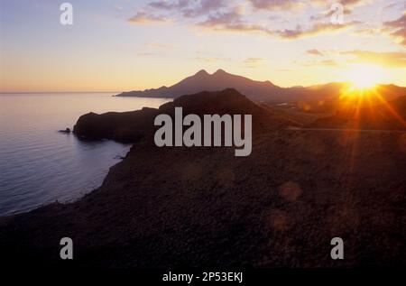 Linea costiera dal punto di vista la Amatista . Vicino a la Isleta del Moro. Parco Naturale Cabo de Gata-Nijar. Riserva della Biosfera, provincia di Almeria, Andalusia, Spagna Foto Stock