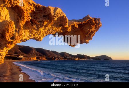 Gargoyle Rocks eroso da vento, acqua di mare e sabbia in Playa del Arco.Los Escullos. Parco Naturale Cabo de Gata-Nijar. Riserva della Biosfera, provincia di Almeria Foto Stock