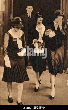 1926 , USA : l'attrice cinematografica silenziosa MARY PICKFORD , NORMA e COSTANZA TALMADGE a RUDOLPH VALENTINO ( Rodolfo Guglielmi , 1895 - 1926 ) funerali a Los Angeles - CINEMA MUTO - attrore cinematografico - LATIN LOVER - funerale - funerale --- Archivio GBB Foto Stock