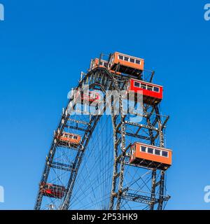 Vista sul Wiener Riesenrad in Prater dall'esterno del parco. La ruota grande fu costruita nel 1897 dall'ingegnere inglese Walter Bassett Foto Stock