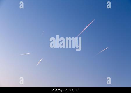 molti contrasti di aerei al sole di mattina presto al cielo Foto Stock