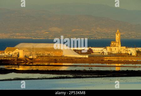 Almadraba de Montelba.Saltworks e Church.Cabo de Gata-Nijar Parco Naturale. Riserva della Biosfera, provincia di Almeria, Andalusia, Spagna Foto Stock