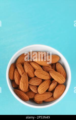 Immagine ravvicinata delle mandorle organiche in una ciotola, messa a fuoco selettiva. Foto Stock