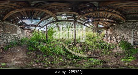 Visualizzazione panoramica a 360 gradi di panorama 360 hdr all'interno di un abbandonato hangar in rovina di legno bushy decadente o vecchio edificio in pieno senza cuciture panorama sferico hdri in proj equirettangolare