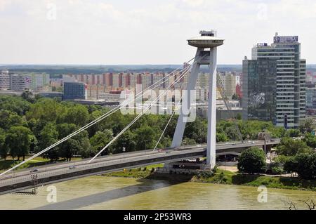 Torre di osservazione UFO, Vyhliadková veža UFO, nuovo ponte, Nový Most, Bratislava, Pozsony, Regione di Bratislava, Repubblica Slovacca, Europa Foto Stock