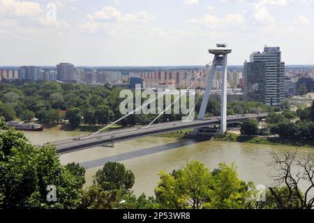 Torre di osservazione UFO, Vyhliadková veža UFO, nuovo ponte, Nový Most, Bratislava, Pozsony, Regione di Bratislava, Repubblica Slovacca, Europa Foto Stock