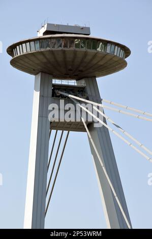 Torre di osservazione UFO, Vyhliadková veža UFO, nuovo ponte, Nový Most, Bratislava, Pozsony, Regione di Bratislava, Repubblica Slovacca, Europa Foto Stock