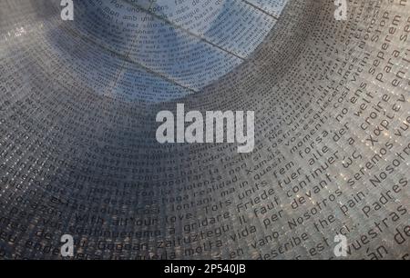 Dettaglio del monumento commemorativo alle vittime degli attentati terroristici del 11 marzo 2004 a Madrid, nella stazione ferroviaria di Atocha, Madrid, Spagna. Foto Stock