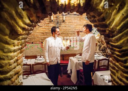 Sobrino de Botin ristorante, camerieri, test del vino, calle Cuchilleros 17. Madrid, Spagna. Foto Stock