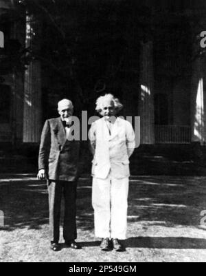 1935 , luglio , Princetown , USA : il drammaturgista italiano LUIGI PIRANDELLO (1867 - 1936 ) con lo scienziato ALBERT EINSTEIN , Due vincitori DEL PREMIO NOBEL - TEATRO - TEATRO - TEATRO - DRAMMATURGO - drammatista - sceneggiatore - letterato - letteratura - sceneggiatore - sceneggiatore - commediografo - ritratto - ritrato - cravatta - papillon - LETTERATURA - LETTERATURA - PREMIO -- -- Archivio GBB Foto Stock