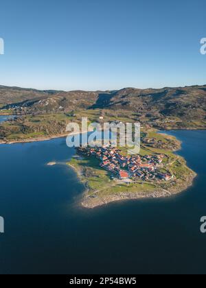 Una splendida vista di un villaggio circondato dall'acqua Foto Stock