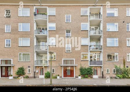 Amsterdam, Paesi Bassi - 10 aprile, 2021: Un edificio di appartamenti con molti balks sui balconi e balks sui balks ad amsterdam, paesi bassi Foto Stock