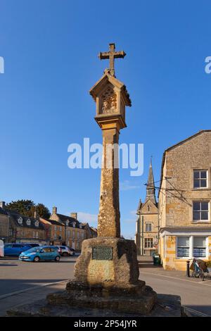 Riposto sul Wold, Cotswolds, Regno Unito, l'antica croce della piazza della città, il monumento comprende una croce restaurata situata nella piazza del mercato. Foto Stock