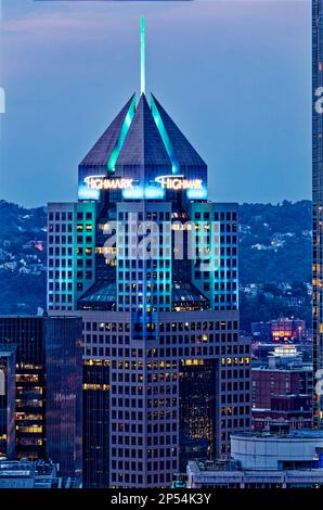 Gli iconici prismi in granito della Fifth Avenue Place brillano dall'interno in cima alla torre degli uffici di marca Highmark nel centro di Pittsburgh. Foto Stock