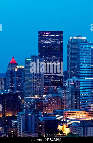 Twilight Towers: Torre del Golfo illuminata di rosso, Koppers Bldg con tetto verde, Citizens Bank Tower, Stati Uniti Steel Tower (UPMC), BNY Mellon Center, One Oxford Centre. Foto Stock