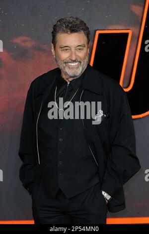 Londra, Regno Unito . 6 marzo 2023 . Ian McShane ha ritratto alla prima nel Regno Unito del Capitolo 4 di John Wick che si è tenuta a Cineworld Leicester Square. Credit: Alan D West/Alamy Live News Foto Stock