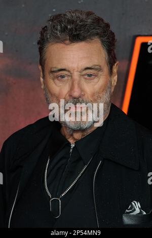 Londra, Regno Unito . 6 marzo 2023 . Ian McShane ha ritratto alla prima nel Regno Unito del Capitolo 4 di John Wick che si è tenuta a Cineworld Leicester Square. Credit: Alan D West/Alamy Live News Foto Stock