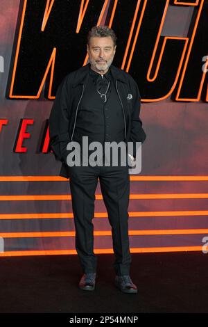 Londra, Regno Unito . 6 marzo 2023 . Ian McShane ha ritratto alla prima nel Regno Unito del Capitolo 4 di John Wick che si è tenuta a Cineworld Leicester Square. Credit: Alan D West/Alamy Live News Foto Stock