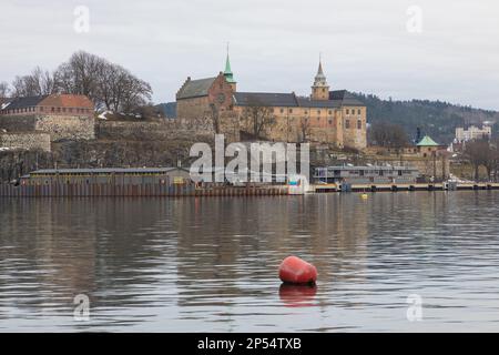 Norvegia, Oslo -17 febbraio 2019: Fortezza di Akershus a Oslo, Norvegia. Vista dal porticciolo di Aker Brygge. Foto Stock