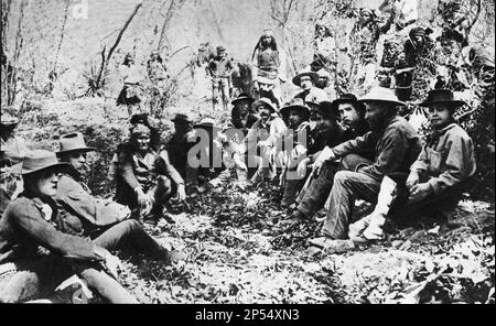 1886, marzo . : Lo chef GERONIMO ( 1829 - 1909 ) , famoso leader di guerra di Apache , incontra il generale GEORGE CROOK ( diritto a Geronimo in questa foto , 1830 - 1890 ) - VECCHIO SELGAGGIO WEST - Old WILD - INDIANO PELLEROSSA - Indiani d'America - ritratto - ritratto - cappello - cappello ---- Archivio GBB Foto Stock