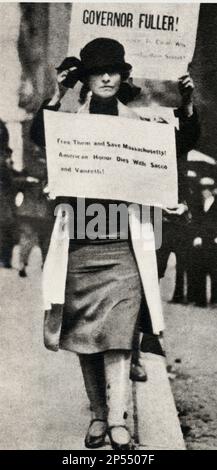 1927 CA , New York , Stati Uniti d'America : La poetessa EDNA St VINCENT MILLAY ( 1892 – 1950 ) durante una marcia publicica socialista per la liberazione di due anacisti italiani NICOLA SACCO ( 1888 – 1927 ) e BARTOLOMEO VANZETTI ( 1891 – 1927 ) , arrestati e condannati a morte - ANARCHICI - Edna St Vincent - ANARCHIA - ANARCHISMO - arrestati - connannati a morte - Condamed to Death - SOCIALISMO - SOCIALISTA - SOCIALISTA - SOCIALISTA - POLITICA - POLITICA - lavoratori - lavoratori - italoamericano - italo americano - italo-americano - emigrante - emigrante - italo-americano - manifestazione corteblica - poe Foto Stock