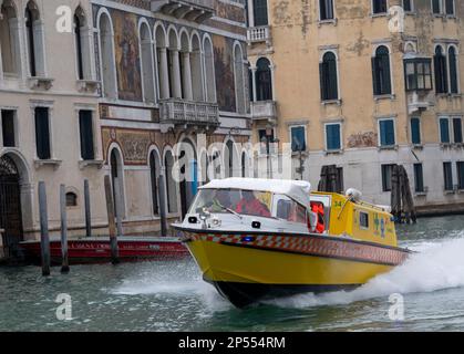 L'ambulanza dell'acqua risponde ad un'emergenza che viaggia velocemente attraverso il Canal Grande, Venezia, Italia Foto Stock