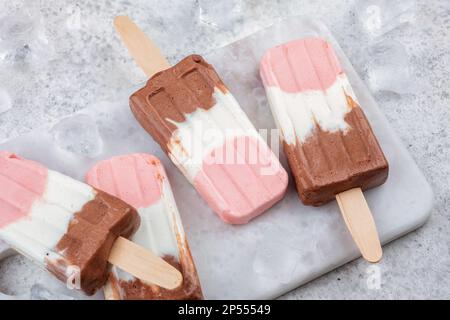 Papicola napoletana con gelato allo yogurt Foto Stock