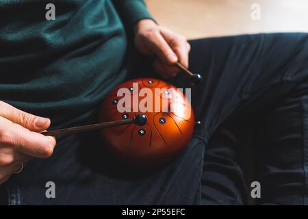 primo piano di un moderno tamburo di acciaio felice utilizzato da un musicista, musica e arte concetto. Foto di alta qualità Foto Stock