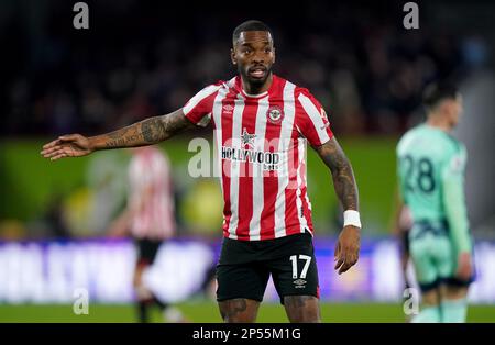 Ivan Toney di Brentford si è imbracciato durante la partita della Premier League al GTECH Community Stadium, Londra. Data immagine: Lunedì 6 marzo 2023. Foto Stock