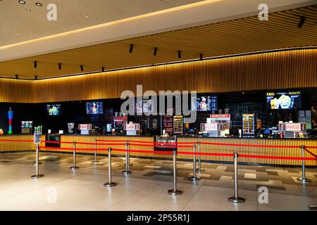 Sibiu, Romania - Maggio, 2 2022: Snack bar vuoto nel cinema CineGold del Promenada Mall, uno dei più grandi centri commerciali di Sibiu Foto Stock