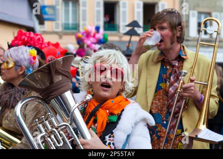 Douarnenez, Francia - Febbraio 27 2022: Les Gras de Douarnenez è un carnevale particolarmente famoso in tutta la Bretagna che si è svolto ogni anno da allora Foto Stock