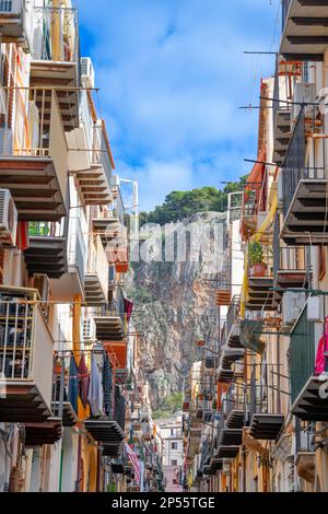 Cefalù, Sicilia, Italia vicoli con vista verso la Rocca. Foto Stock