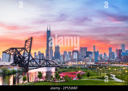 Chicago, Illinois, USA Park e skyline del centro città al crepuscolo in primavera. Foto Stock