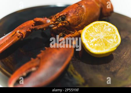 primo piano di un'aragosta con limone e frutti di mare. Foto di alta qualità Foto Stock