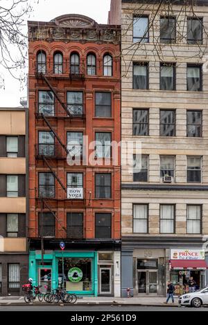 New York, USA - 23 aprile 2022: Tipico edificio di New York City con scale antincendio Foto Stock