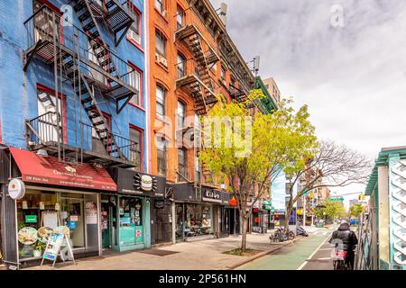 New York, USA - 23 aprile 2022: Tipico edificio di New York City con scale antincendio Foto Stock