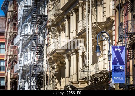 New York, USA - 23 aprile 2022: Tipico edificio di New York City con scale antincendio Foto Stock