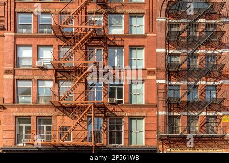 New York, USA - 23 aprile 2022: Tipico edificio di New York City con scale antincendio Foto Stock