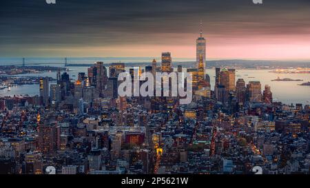 New York, USA - 26 aprile 2022: Skyline di New York alla fine del tramonto Foto Stock