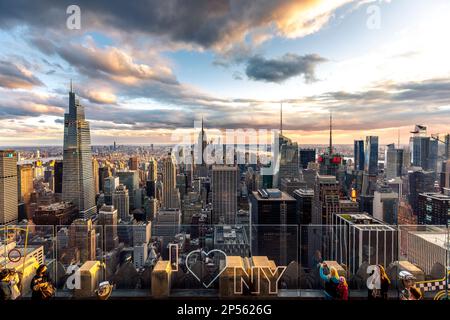 New York, USA - 26 aprile 2022: Skyline di New York alla fine del tramonto Foto Stock