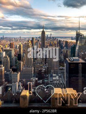 New York, USA - 26 aprile 2022: Skyline di New York alla fine del tramonto Foto Stock
