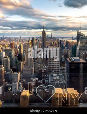 New York, USA - 26 aprile 2022: Skyline di New York alla fine del tramonto Foto Stock