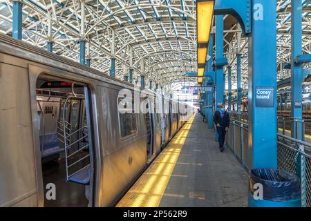 Coney Island, USA - 28 aprile 2022: Stazione di Coney Island a Brooklyn, New York Foto Stock