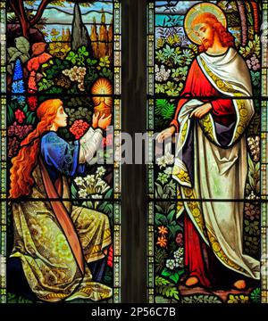 Maria Maddalena, e il Cristo risorto Gesù, vetrata, 1883, di Ward & Hughes, Dunton, Norfolk, Inghilterra, Regno Unito, Pasqua Foto Stock