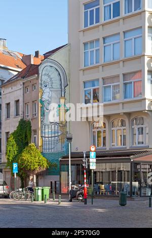 Bruxelles, Belgio - Luglio 03 2019: Il muro cubito si trova in 'Rue de Flandre'. La parete illustra Cubitus che sostituisce il Manneken-Pis. Foto Stock