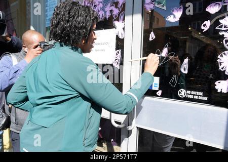 Washington, Stati Uniti. 06th Mar, 2023. Il sindaco DC Muriel Bowser cammina per il quartiere, oggi il 06 marzo 2023 ad Adams Morgan/Neighborhood a Washington DC, USA. (Foto di Lenin Nolly/Sipa USA) Credit: Sipa USA/Alamy Live News Foto Stock