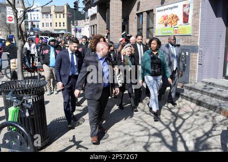 Washington, Stati Uniti. 06th Mar, 2023. Il sindaco DC Muriel Bowser cammina per il quartiere, oggi il 06 marzo 2023 ad Adams Morgan/Neighborhood a Washington DC, USA. (Foto di Lenin Nolly/Sipa USA) Credit: Sipa USA/Alamy Live News Foto Stock