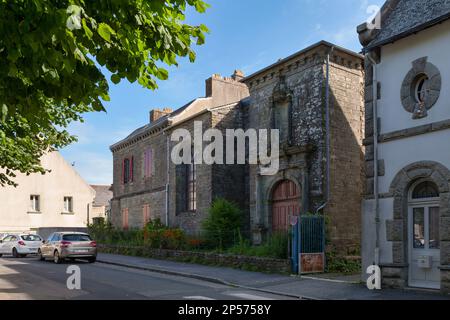 Carhaix-Plouguer, Francia - 13 2021 agosto: L'ex convento degli Ospitalieri e la cappella di Notre-Dame-de-Grâce. Foto Stock