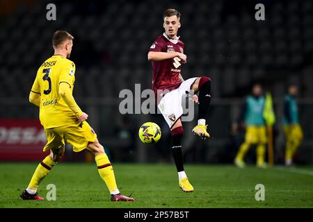 Torino, Italia. 06 marzo 2023. Ivan Ilic del Torino FC compete per la palla con Stefan Posch del Bologna FC durante la Serie A partita di calcio tra Torino FC e Bologna FC. Credit: Nicolò campo/Alamy Live News Foto Stock